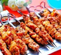 新疆特色小吃：馕坑烤肉