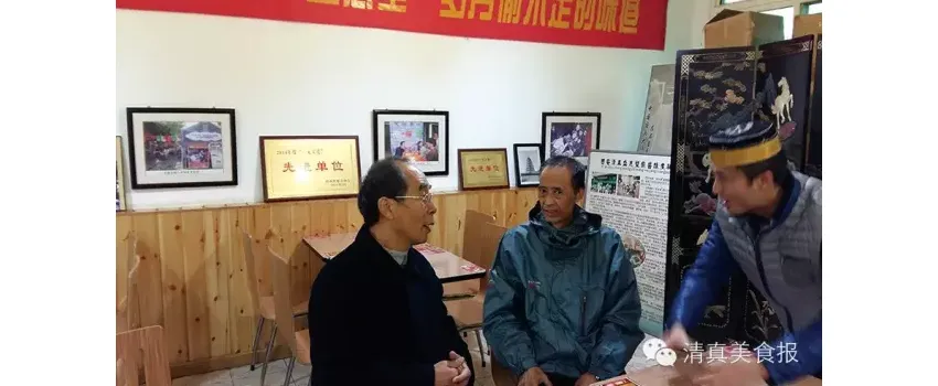 盛志望麻酱酿皮铺真情关爱老人