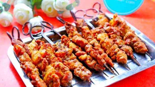 新疆特色小吃：馕坑烤肉