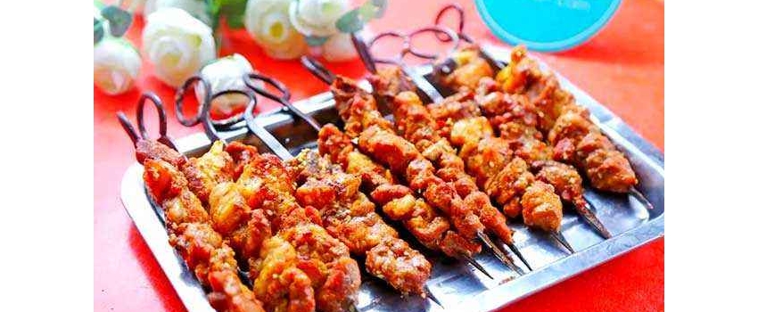 新疆特色小吃：馕坑烤肉